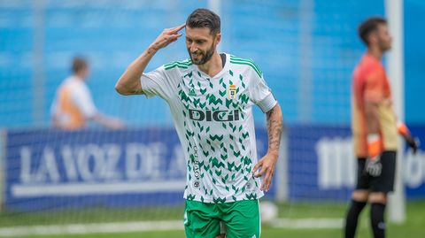 Borja Bastón celebra su gol al Real Avilés