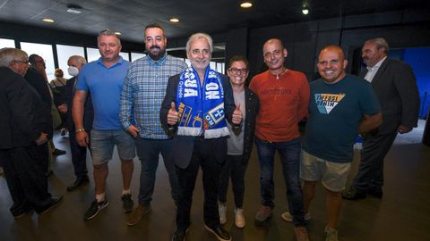 Jesús Martínez, en el centro y con bufanda, junto a la directiva de la APARO
