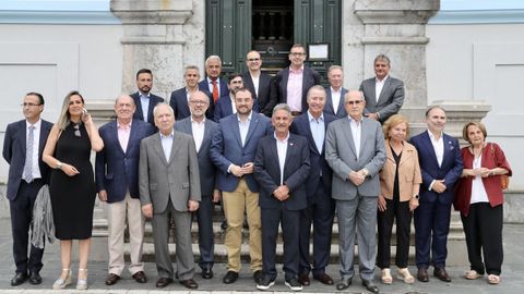 Los presidentes de Asturias y Cantabria, Adrián Barbón y Miguel Ángel Revilla, posan para una foto de familia antes de la clausura del IV Encuentro Hispano Americano que organiza la Fundación Archivo de Indianos-Museo de la Emigración