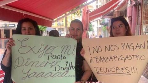 Trabajadoras de La Taberna del Zurdo, protestando frente al restaurante