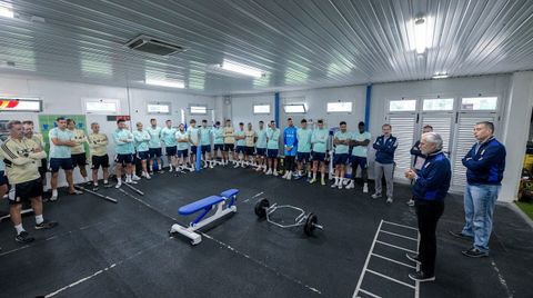 Jesús Martínez, con Martín Peláez al lado, se dirige a la plantilla del Real Oviedo