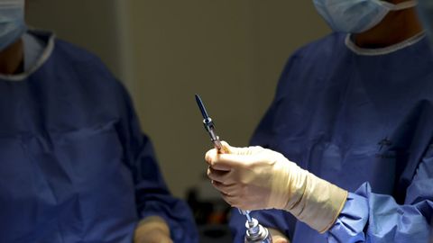 Los tornillos que se introdujeron en la columna vertebral durante la operación. 