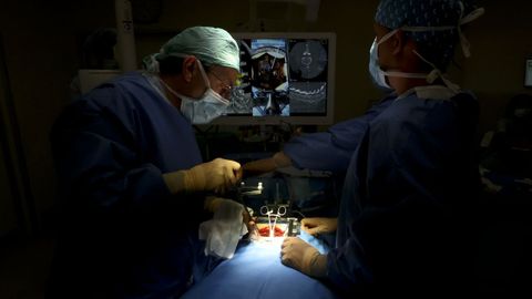 El doctor Juan Castro Toral durante la operación. 