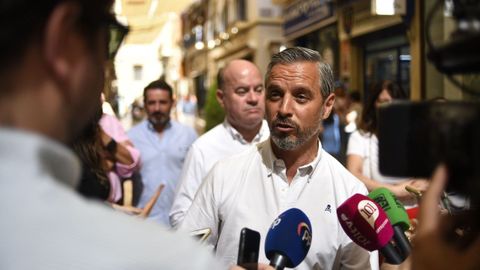 Juan Bravo en su visita a Antequera acompaado del alcalde de Antequera, Manuel Barn, y del presidente local, Jos Ramn Carmona