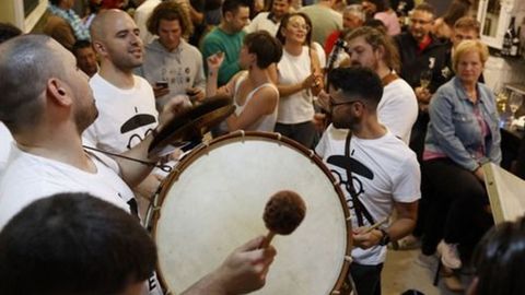 Mientras unos tocaban y cantaban, otros escuchaban