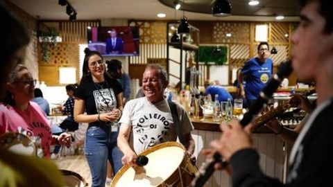 Los cantos llenaron de animación bares de Guitiriz