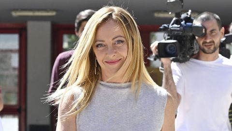 Giorgia Meloni, líder del partido Fratelli d'Italia, a la salida de un colegio electoral en Génova