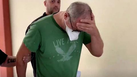El detenido, conducido por varios agentes, en una captura de vídeo