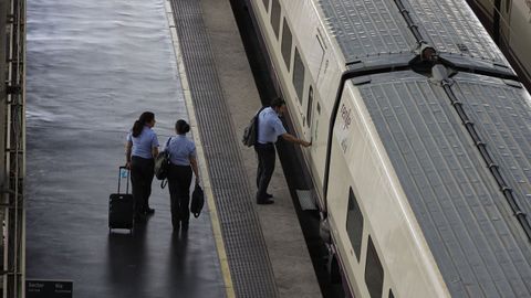 Trabajadores de Renfe entran a un AVE en la estación Madrid-Puerta de Atocha