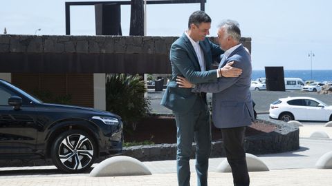 El presidente del Gobierno, Pedro Sánchez, recibido por el presidente canario Ángel Víctor Torres a su llegada al Cabildo de Lanzarote.