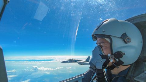 Un piloto chino participa en las maniobras en torno a la isla de Taiwán