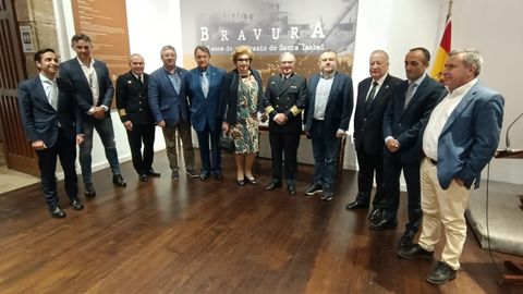 Imagen de archivo de la exposicin  Bravura  en Ribeira, a la que asistieran representantes municipales de Viveiro