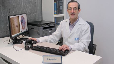 El dermatólogo Luis Rodríguez, en su despacho