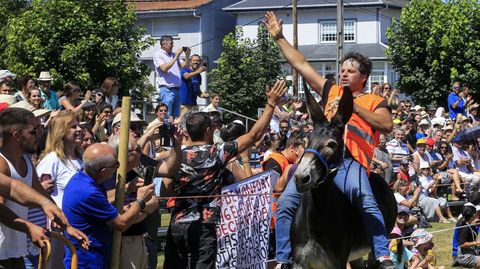 Antonio Aradas saluda al pblico tras imponerse en la final de la carrera de burros de Escairn