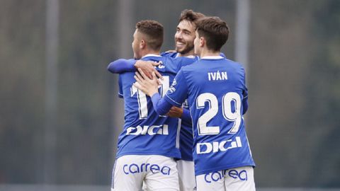 Isaac, en el centro, celebra un gol del Vetusta junto a Álex Cardero e Iván González