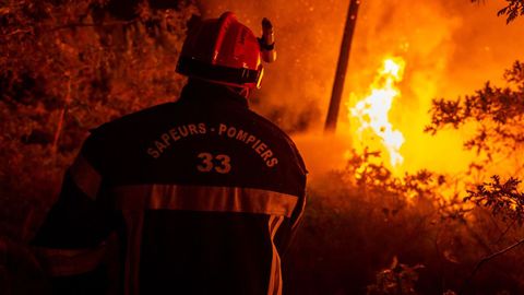 Un bombero intenta sofocar las llamas en Saint Magne, en la Gironde, al suroeste de Francia.
