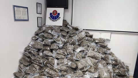 Las bolsas con marihuana incautadas por la Ertaintza.
