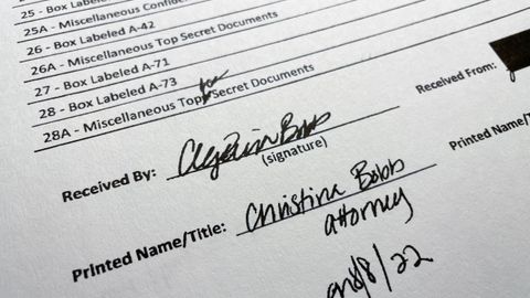 Entre la documentación requisada figuran cajas identificadas cada una con un número, así como varias carpetas de documentos con la etiqueta «top secret».