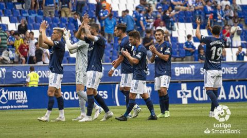 Los jugadores del Oviedo saludan a la afición tras la derrota ante el Andorra