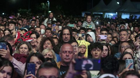 Miles de personas siguieron el concierto de Ana Mena en Monforte, el acto central del penltimo da de las fiestas de esta localidad