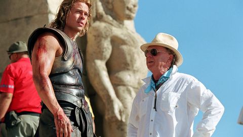 Wolfgang Petersen, dando indicaciones a Brad Pitt durante el rodaje de «Troya».