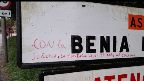 Mensaje de BanksyAstur contra la tauromaquia en una seal de Benia de Ons