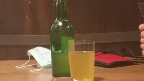 Imagen publicada en redes sociales de unos turistas bebiendo sidra en un bar asturiano