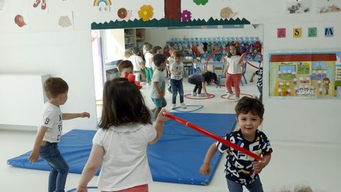 Niños jugando en una escuela infantil