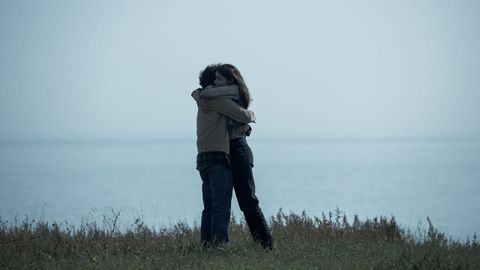 Una escena entre Alma y Tom, en la playa de Moniello