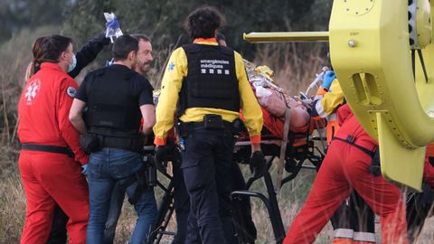Imagen de los sanitarios que se llevaron en helicptero al pistolero de Tarragona.