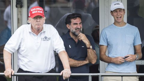 Donald Trump y Jared Kushner (a la derecha), acompaados del millonario saud Yasir bin Othman Al-Rumayyan, el pasado julio, en el club de golf del magnate en Nueva Jersey