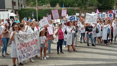 Protesta de trabajadoras de la Plataforma de Auxiliares del Servicio de Ayuda a Domicilio de Asturias