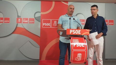 El secretario general del PSOE de Gijón, Monchu García, y el de Formación, Eduardo Infante