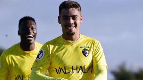Francisco Mascarenhas celebra un gol con el Portimonense