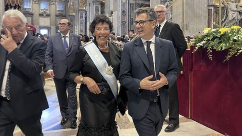 El ministro de la Presidencia, Flix Bolaos, y la embajadora de Espaa ante la Santa Sede, la exministra Isabel Cela, este domingo, en el Vaticano, en la ceremonia de ordenacin de los nuevos cardenales, entre ellos, el espaol Fernando Vrgez