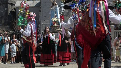 La contraparte de los cuatro danzantes son las cuatro mujeres que portan la imagen de la Virgen del Rosario vestidas con el traje tradicional gallego, y que despus bailan con ellos