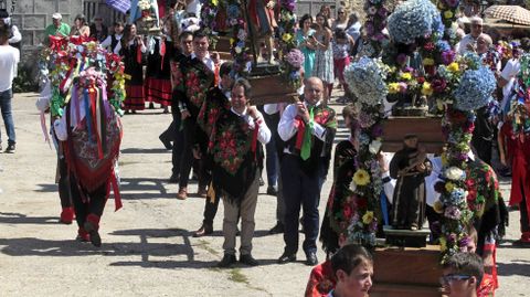 Todas las imgenes de la procesin van adornadas con arcos de flores, menos la de la Virgen del Rosario