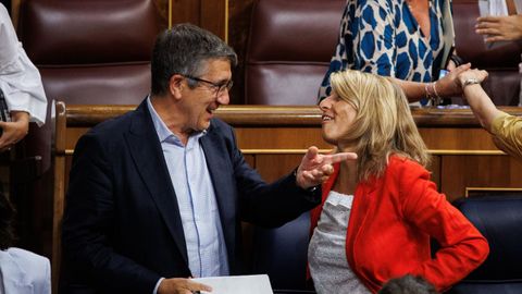 El portavoz del PSOE en el Congreso, Patxi Lpez, junto a la vicepresidenta segunda, Yolanda Daz.