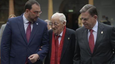 El presidente del Principado de Asturias, Adrián Barbón, el Padre Ángel y el alcalde de Oviedo, Alfredo Canteli, asisten al acto del 60 aniversario de la fundación de Mensajeros de La Paz
