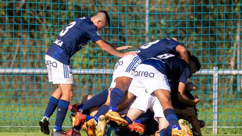 Los jugadores del Vetusta celebran el gol de Mario Sesé ante el Compostela