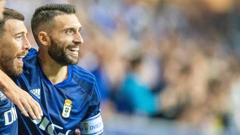 Sergi Enrich y Borja Bastón celebran el 1-0 del Oviedo al Levante