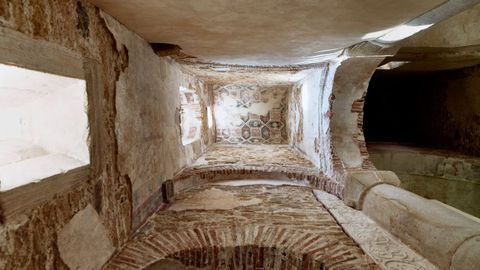 Nave sur de la iglesia de San Miguel de Lillo (Oviedo), donde est la pintura de un msico con un lad