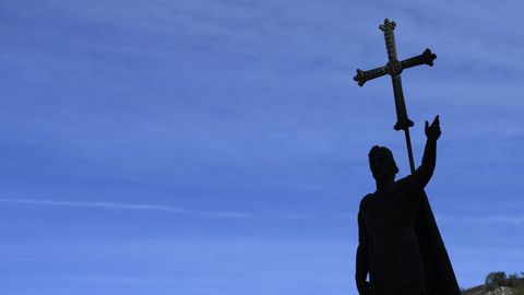 Estatua del primer Rey Don Pelayo en la explanada de la basílica de Covadonga