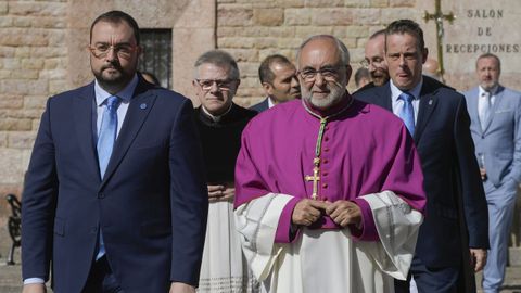 El arzobispo de Oviedo, Jesús Sanz (d), acompañado por el jefe del Ejecutivo asturiano, Adrián Barbón (i), en el marco de la eucaristía celebrada con motivo de la festividad del Día de Asturias este jueves en la Basílica de Covadonga