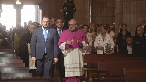 El arzobispo de Oviedo, Jesús Sanz (c), acompañado por el jefe del Ejecutivo asturiano, Adrián Barbón, acceden al interior de la Basílica de Covadonga antes de la eucaristía celebrada con motivo de la festividad del Día de Asturias, en 2022