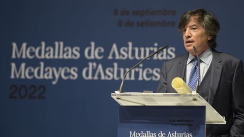 El bioquímico y biólogo molecular Carlos López Otín, nombrado Hijo Adoptivo de Asturias, en el acto institucional de conmemoración del Día de Asturias