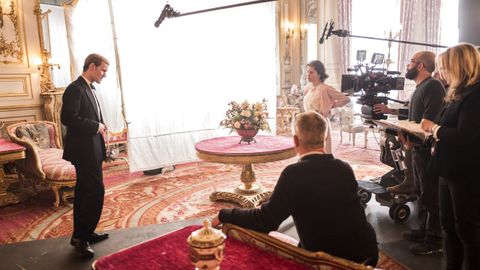 Matt Smith y Claire Foy, con el director Stephen Daldry, en la grabación de la primera temporada de «The Crown»
