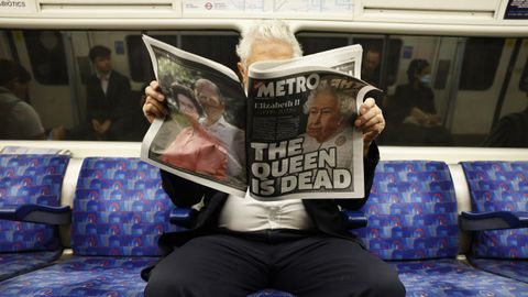 El fallecimiento de la reina ha sido el gran tema del da. En la imagen, un usuario del metro lee la noticia en el peridico.