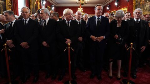 El líder laborista, Keir Starmer, y los ex primeros ministros Tony Blair, Gordon Brown, Boris Johnson, David Cameron, Theresa May y John Mayor, en la ceremonia del Consejo de Adhesión que proclamó a Carlos III como rey