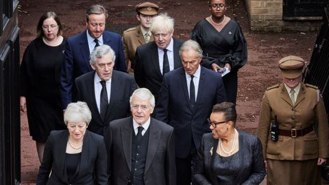 Los ex primeros ministros May, Major, Brown, Blair, Johnson y Cameron a su llegada al acto de proclamación de Carlos III.
